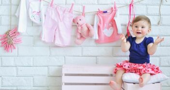 Lustige Babykleidung als Geschenk