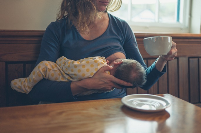 Man denke hier an die Position, in der das Kleine praktisch unter dem Arm der Mutter seitlich liegt – manche Mama findet diese Lage durch die Hilfe eines Stillkissens sehr gemütlich und kommt damit gut klar. (#01)