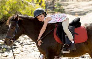 Für Kinder lockt in der Auvergne das Reiten. Pferde faszinieren Kinder seit Urzeiten. Hier werden sie zum geliebten Begleiter in den Ferien. (#2)