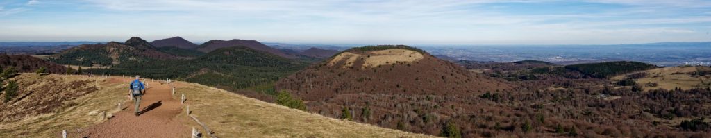 In der Auvergne sind Sehenswürdigkeiten manchmal ziemlich raumfüllend wie hier das Naturschutzgebiet Vulcania am Puy-de-Pariou (#4)