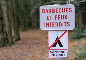 Beim Camping in der Auvergne gelten leider auch Verbote: Verboten ist an manchen Stellen das Grillen und offenes Feuer. Man sollte sich unbedingt an die Hinweisschilder halten. (#4)