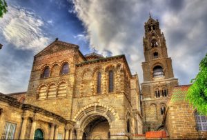 Die Cathedrale Notre-Dame in Le-Puy-en-Velay. Sie erinnert tatsächlich ein wenig an Saint  Julien und zählt ebenfalls zu den ganz großen Sehenswürdigkeiten in der Auvergne. (#4)