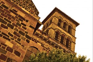 Wenn man die Sehenswürdigkeiten der Auvergne aufzählt, darf die Basilika Saint Julien in Brioude nicht fehlen. Sie ist eine der Hauptkirchen der Limagne, liegt in der 7.000-Seelengemeinde auf der Terrasse oberhalb des Flusses Allier. Vier Baumeister-Generationen errichteten das Gebäude in der Basse Auvergne(#2)