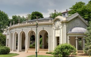 Die Thermes de Vichy laden ebenfals zu einem Besuch in den Ferien in der Auvergne ein. (#3)