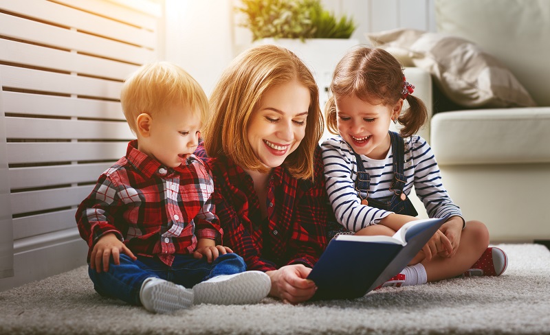 Fachleute sind der Meinung, dass Kinder Bücher bräuchten, auf der anderen Seite aber auch Erwachsene, die ihnen daraus vorlesen.(#01)