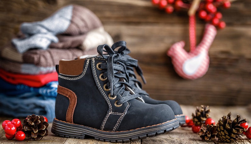 Bei einem Kinderschuh darf aber auch nicht die Flexibilität fehlen. Sind die Schuhe zu starr, können Kinder ihre kleinen Füße nicht richtig oder gar nicht abrollen. (#01)