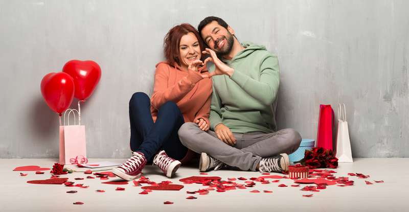 Ein gemeinsamer Fernsehabend mit romantischen Filmen und leckeren Snacks ( Foto: Adobe Stock- luismolinero_)