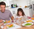 Gesundes Gewicht: So schafft es die ganze Familie! ( Foto: Adobe Stock - WavebreakmediaMicro_)