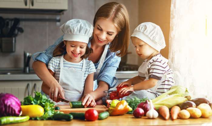 Die Ernährung einer Familie ist die wichtige Grundlage für das Wohlbefinden aller Beteiligten. ( Foto: Adobe Stock -    JenkoAtaman )