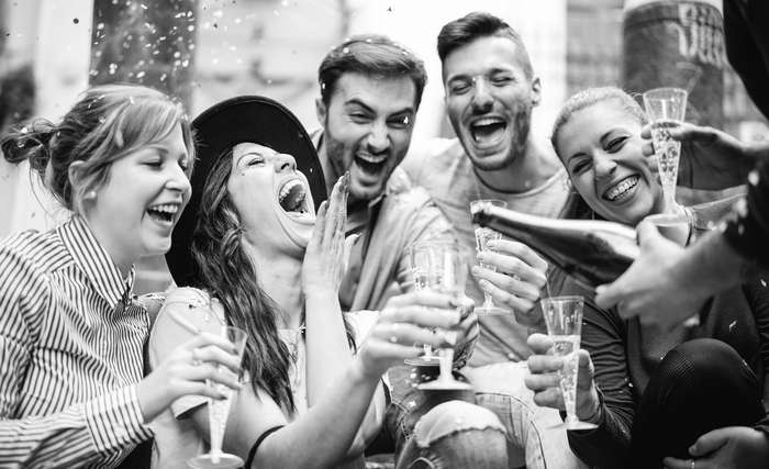 Die Party soll Spaß machen und sicherlich keine reine Stehparty werden. ( Foto: Shutterstock - AlessandroBiascioli )