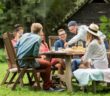 Dass die sommerliche Party draußen gefeiert wird, ist klar. ( Foto: Shutterstock - Syda Productions )