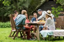 Dass die sommerliche Party draußen gefeiert wird, ist klar. ( Foto: Shutterstock - Syda Productions )