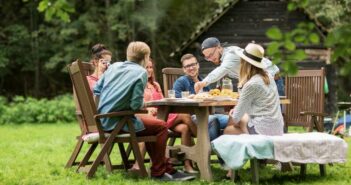 Dass die sommerliche Party draußen gefeiert wird, ist klar. ( Foto: Shutterstock - Syda Productions )