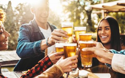 Die Bezeichnung "alkoholfrei" ist an eine feste Grenze von 0,5 Volumenprozent Alkohol geknüpft, die in allen deklarierten Getränken eingehalten werden muss. (Foto: AdobeStock - Davide Angelini 570233392)