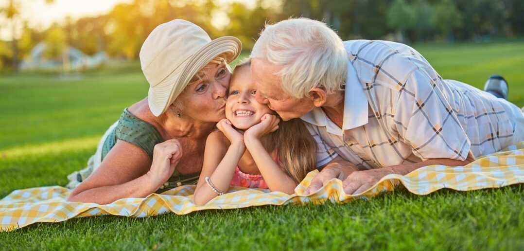 Glückwunsch zum Enkelkind: die stolzen Großeltern werden sich freuen ( Foto: Adobe Stock-DenisProduction.com)_