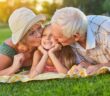 Glückwunsch zum Enkelkind: die stolzen Großeltern werden sich freuen ( Foto: Adobe Stock-DenisProduction.com)_