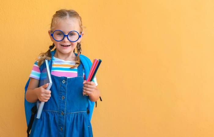 Es wird empfohlen, dass Kinder Kunststofflinsen tragen, da sie leichter sind und mehr Komfort bieten. (Foto: AdobeStock - 520349383 maria)