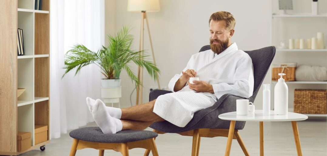 Bademäntel für Herren: So finden Sie den passenden Bademantel für jede Gelegenheit (Foto: AdobeStock - 474337203 Studio Romantic)