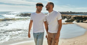 GayRomeo: Verbinde dich weltweit!" (Foto: AdobeStock_695287475 poto8313)