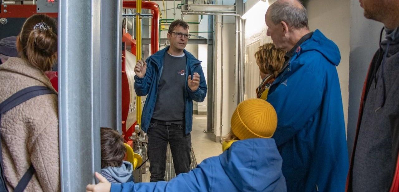 Besucher erkunden Blockheizkraftwerk in Weimar-Schöndorf (Foto: Stadtwerke Weimar Stadtversorgungs-GmbH)
