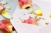 Hochzeit planen ohne Stress: Checkliste für Einladungen, Karten und Papeterie (Foto: AdobeStock - Finavara - 410452584)