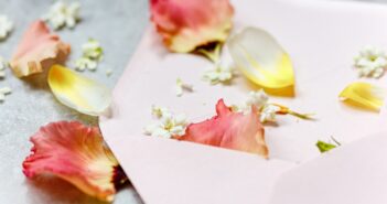 Hochzeit planen ohne Stress: Checkliste für Einladungen, Karten und Papeterie (Foto: AdobeStock - Finavara - 410452584)