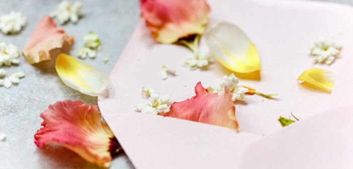 Hochzeit planen ohne Stress: Checkliste für Einladungen, Karten und Papeterie (Foto: AdobeStock - Finavara - 410452584)