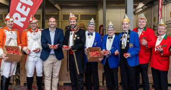 REWE und Festkomitee spenden Schokowaffeln an Veedelszüge in (Foto: Festkomitee Kölner Karneval)