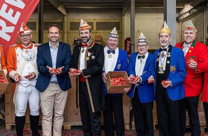 REWE und Festkomitee spenden Schokowaffeln an Veedelszüge in (Foto: Festkomitee Kölner Karneval)