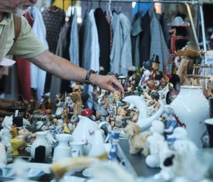 Konstanz Flohmarkt Stand Figur (Foto: MTK. Philipp Uricher)